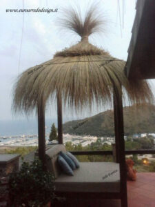 Gazebo in legno, completo di copertura in paglia legata e cuscini