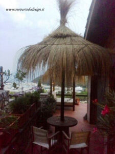 Ombrellone in paglia legata, completo di tavolo in legno