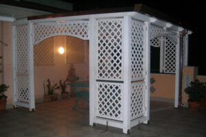 Porticato in PVC essenza legno venato bianco 'Terrazza privata'