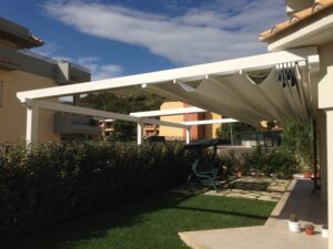 Porticato in alluminio 'essenza legno venato bianco-completo di tenda automatizzata in PVC a scomparsa